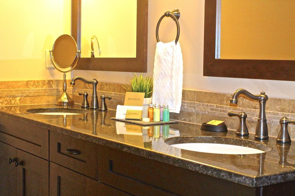 Luxury Canmore Vacations Bagian luar foto